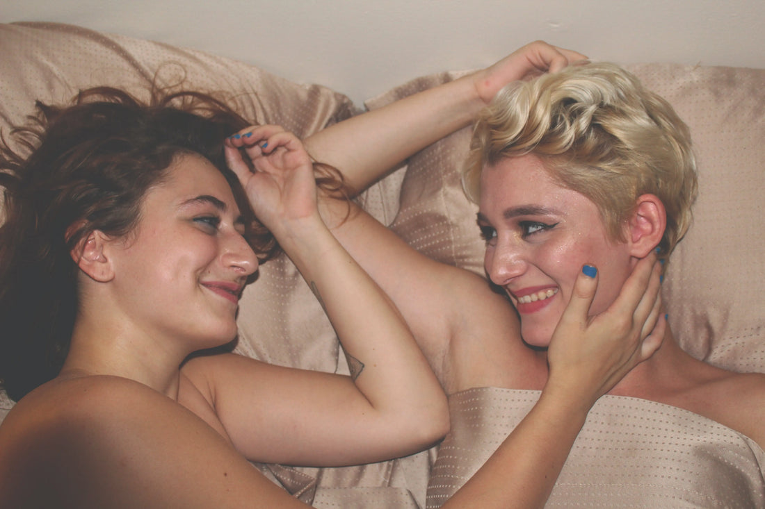 girl kissing, women love women